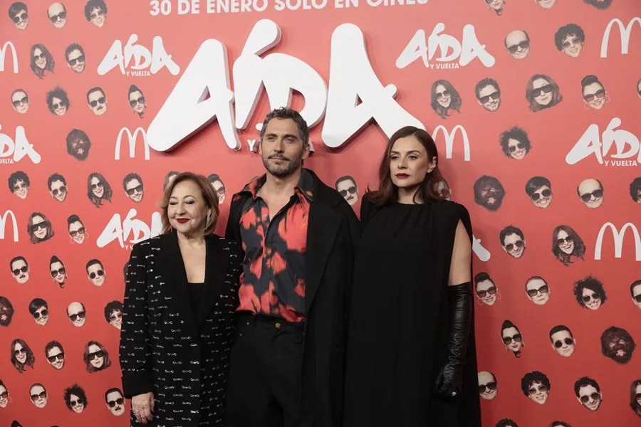 El director, guionista y protagonista de la película 'Aida y vuelta', Paco León, posa junto a las actrices Carmen Machi (i) y Miren Ibarguren durante el estreno.