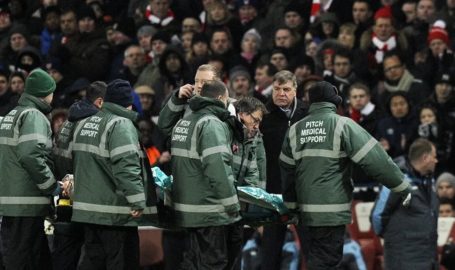 Un futbolista es trasladado en camilla tras sufrir un golpe en la cabeza