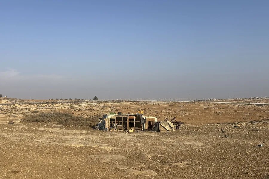 Cuando empieza a oscurecer en las aldeas palestinas de Masafer Yatta, rodeadas de asentamientos ilegales israelíes en las colinas del sur de Hebrón, el miedo se agudiza.