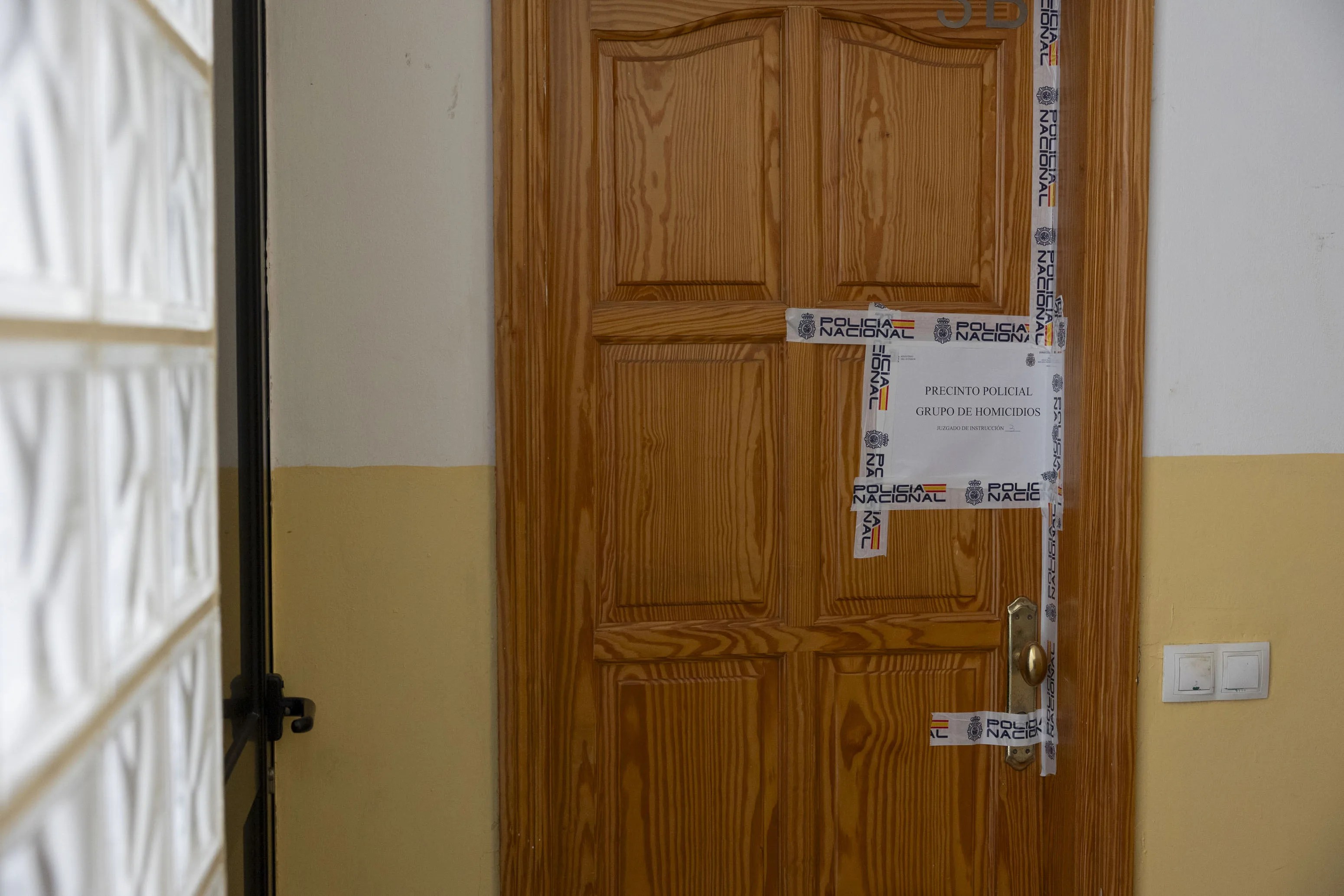 Imagen de la puerta del domicilio donde ocurrieron los hechos. EFE/ Quique Curbelo