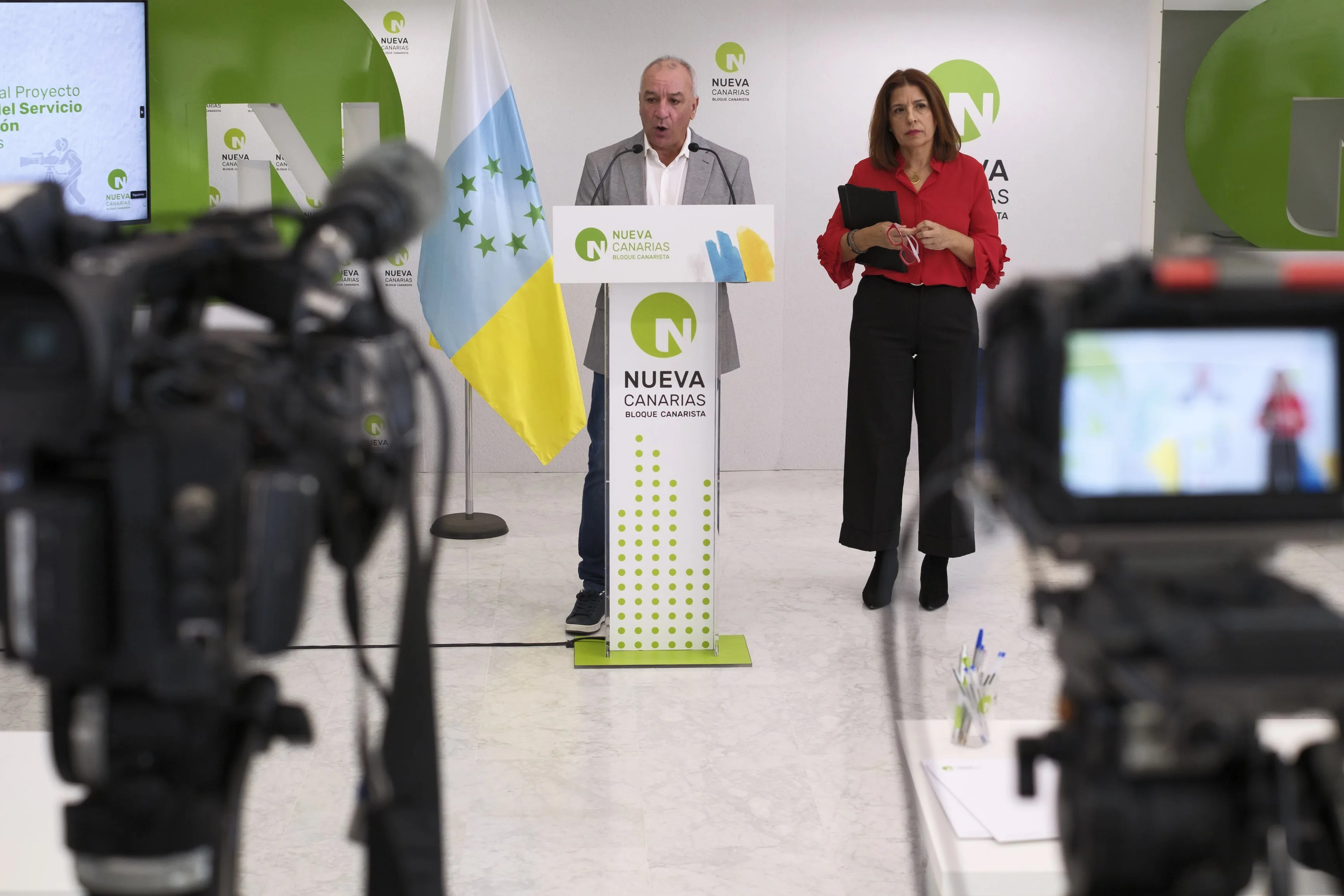 El secretario general de Nueva Canarias, Luis Campos, y la diputada Carmen Hernández han dado a conocer este jueves los detalles de la enmienda. EFE/Ángel Medina G.