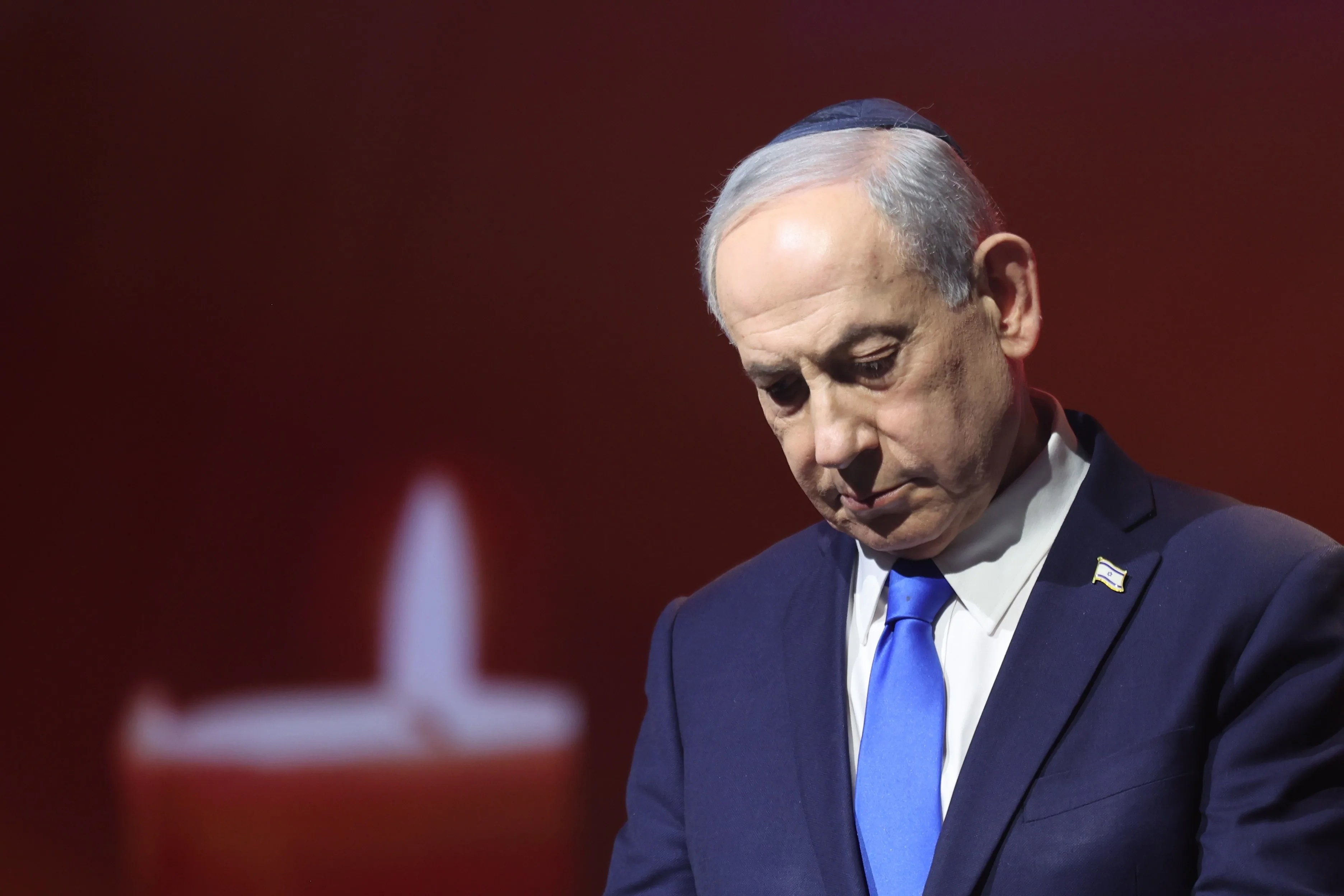El primer ministro de Israel, Benjamin Netanyahu, viste una kipá judía.