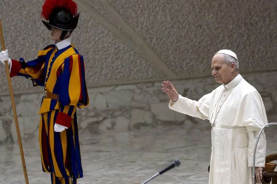 El Papa León XIV saluda a los fieles durante su audiencia general semanal en el Aula Pablo VI de la Ciudad del Vaticano, este miércoles.