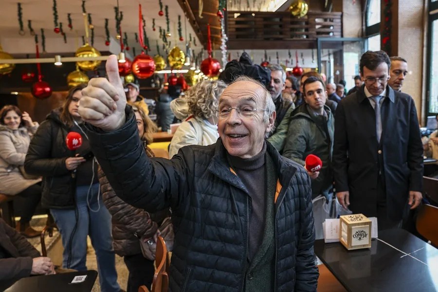 El candidato presidencial Luis Marques Mendes durante un evento de campaña