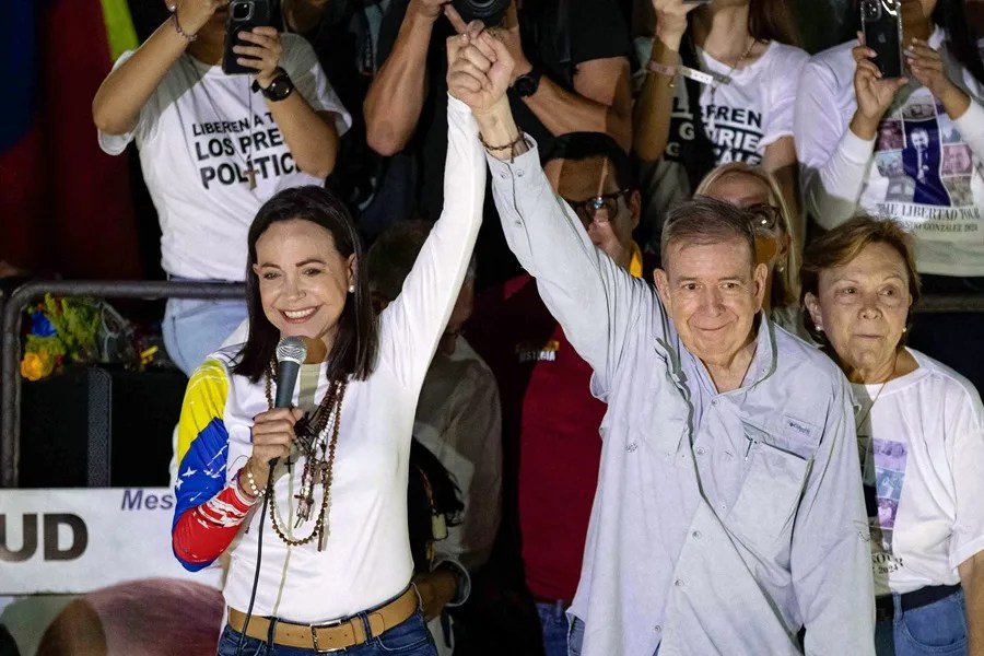 Fotografía de archivo del 25 de julio de 2024 que muestra a los líderes opositores de Venezuela María Corina Machado (i) y Edmundo González