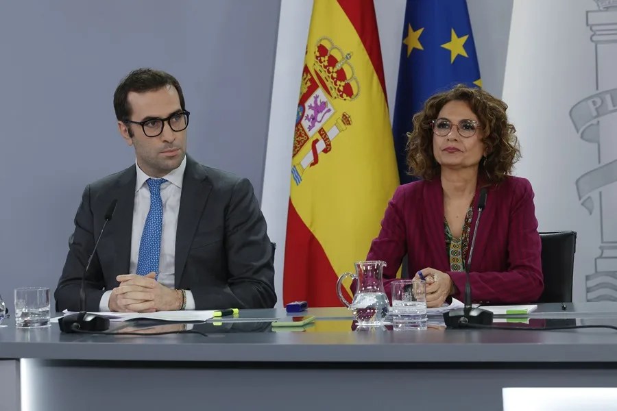 La vicepresidenta primera y ministra de Hacienda, María Jesús Montero (d) y el ministro de Economía, Carlos Cuerpo (i).