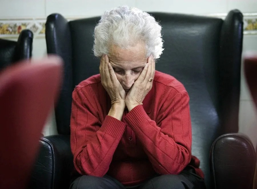 Una enferma de alzheimer en un centro de día.