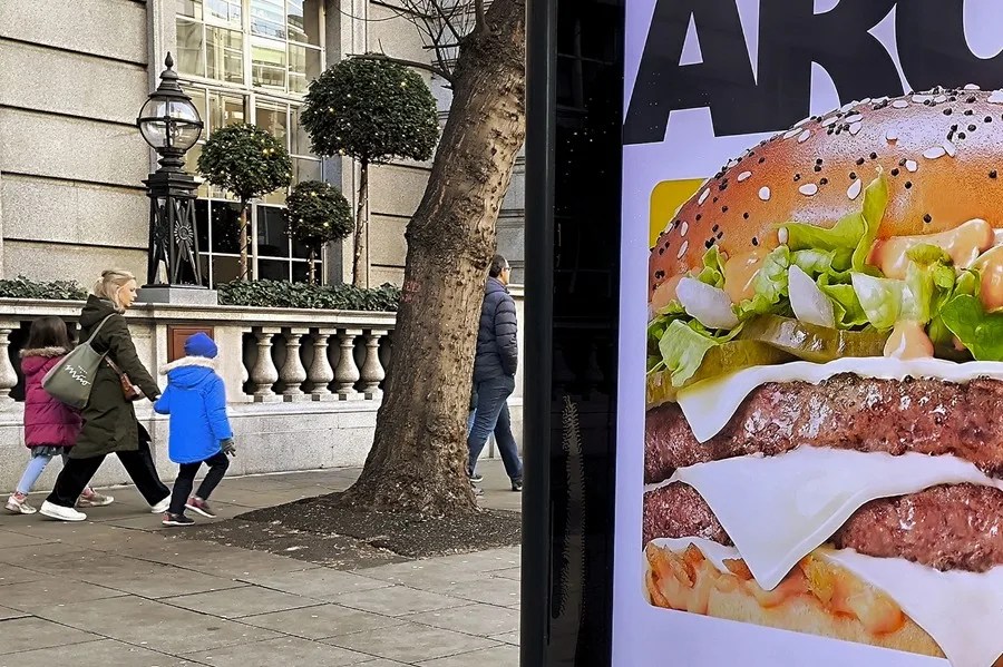 La publicidad de la considerada "comida basura" -alta en azúcares, sal y grasas saturadas- estará en adelante prohibida en el Reino Unido salvo en horario nocturno