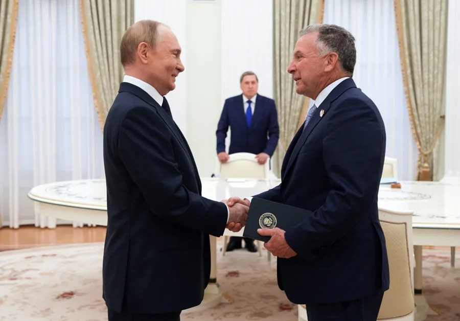 El presidente ruso, Vladimir Putin (izq.), y el enviado especial de Estados Unidos para Oriente Medio, Steve Witkoff