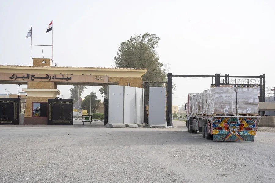 Camiones con ayuda humanitaria cruzan el cruce fronterizo de Rafah, entre Egipto y la Franja de Gaza