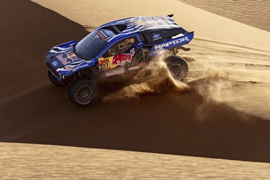 El piloto español Nani Roma (Ford) en acción durante el Rally Dakar.