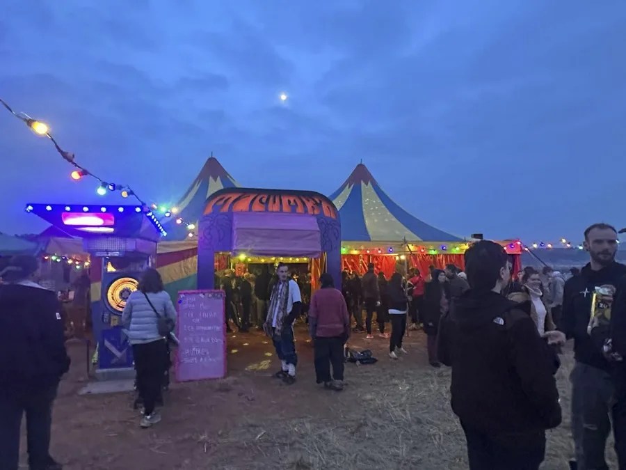 Vehículos en el pantano del Cenajo, en el término municipal de Hellín (Albacete), para celebrar una fiesta rave