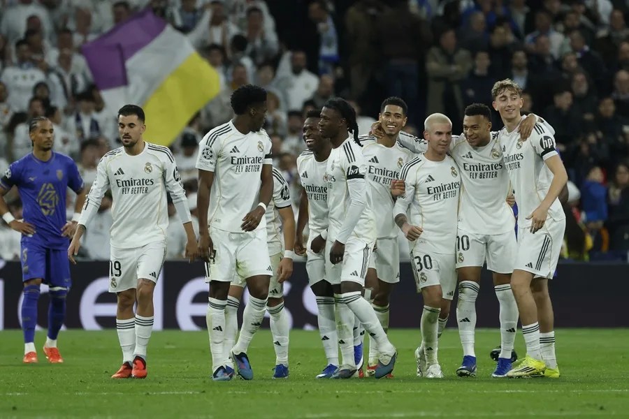 Los jugadores del Real Madrid celebran el quinto gol del equipo
