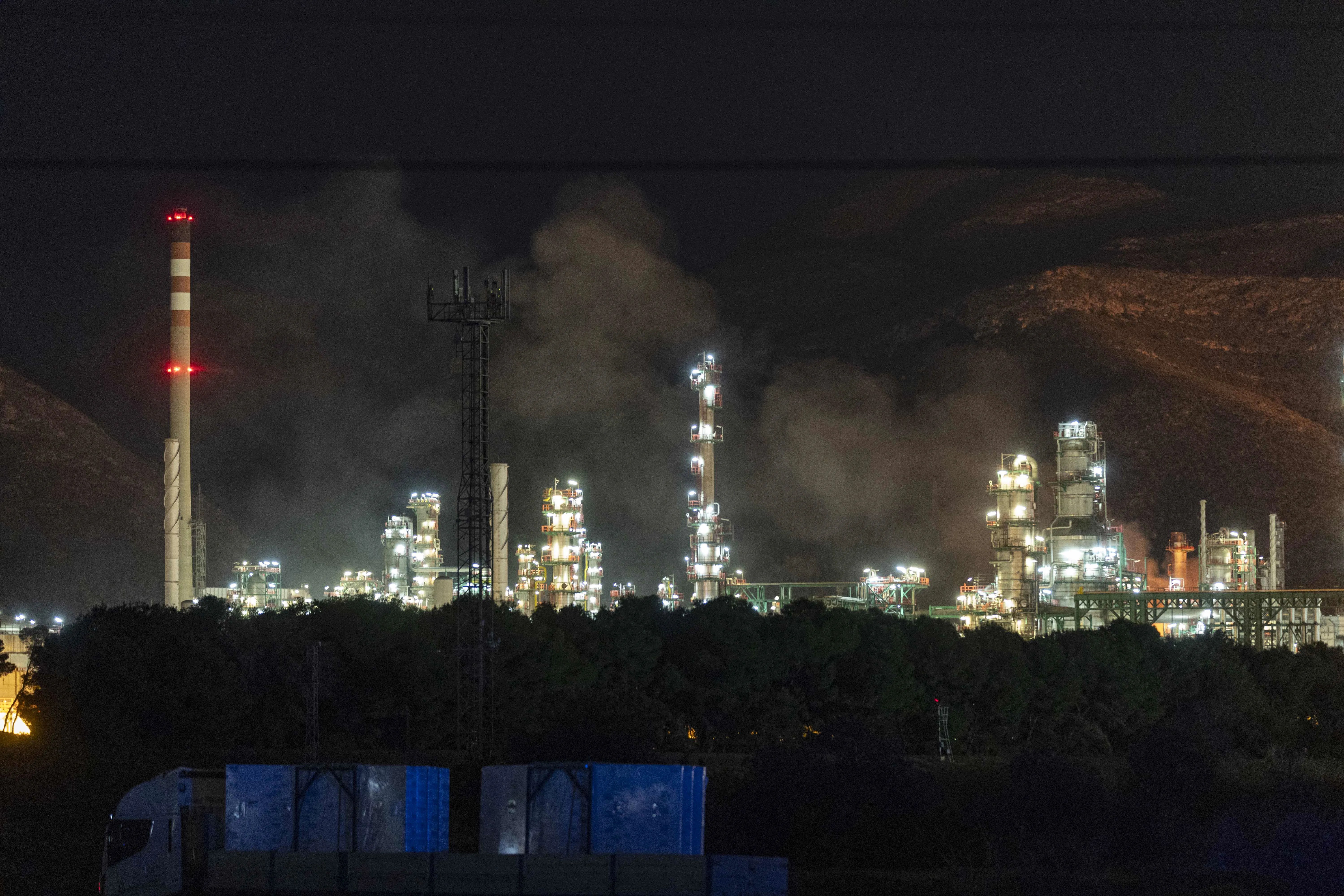 La Región de Murcia ha activado este lunes el Plan de Emergencia Exterior ante el incendio declarado en las instalaciones de Repsol en el polígono industrial de Escombreras, en Cartagena, han informado fuentes de la Comunidad Autónoma.
