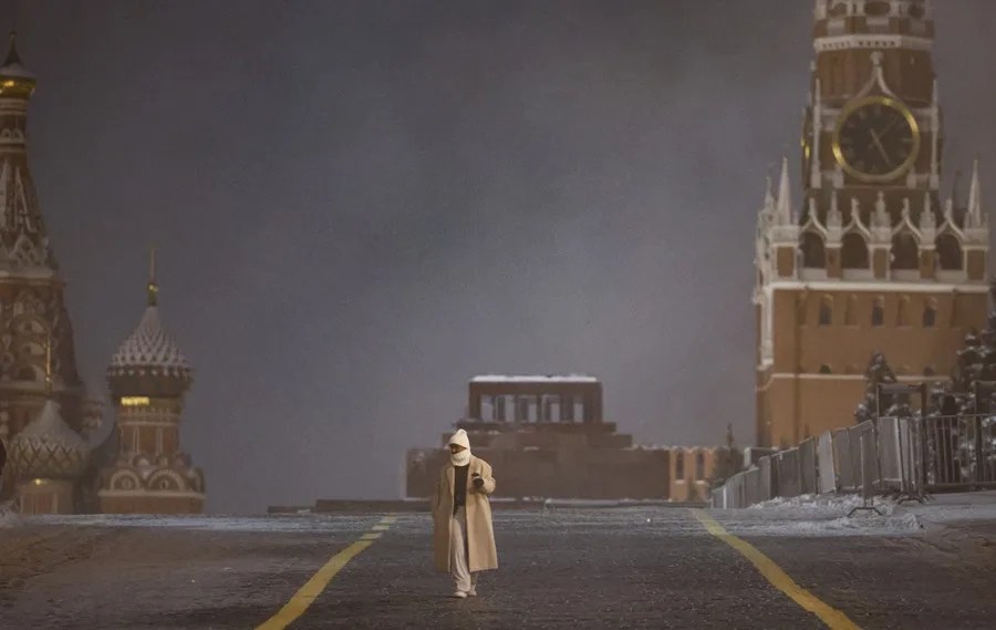 Un hombre camina por la Plaza Roja en Moscú