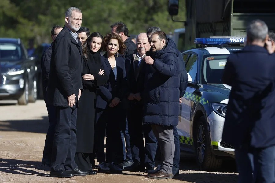 El rey Felipe VI (i) y a reina Letizia (2i) a su llegada a la zona en la que se produjo el accidente ferroviario.
