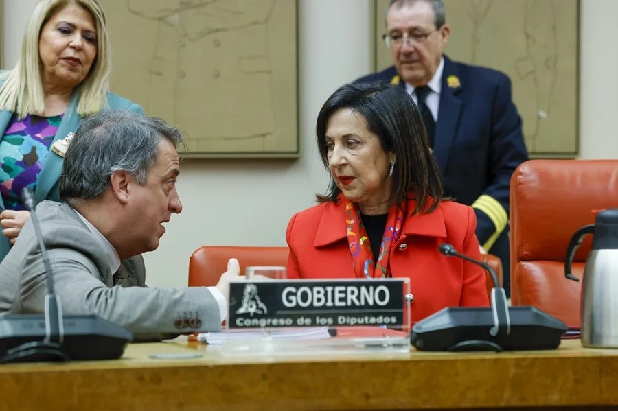 La ministra de Defensa, Margarita Robles (d), a su llegada antes de comparecer ante la Comisión de Defensa del Congreso.