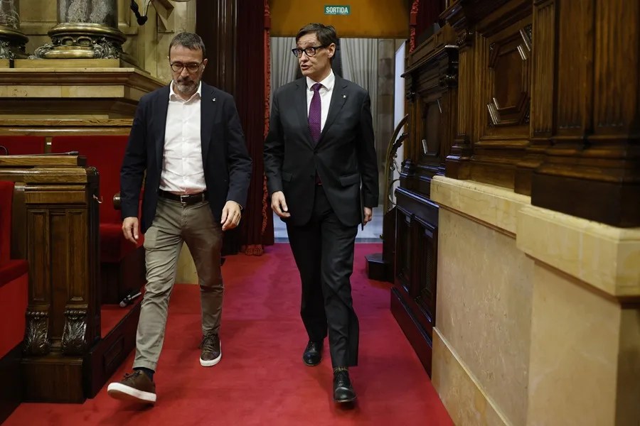 El presidente de la Generalitat, Salvador Illa, entra en el hemiciclo acompañdo del diputado de JxCat Josep Rius (i).