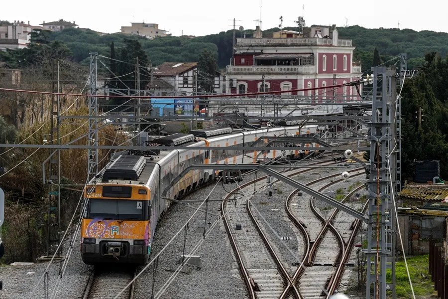 Vista de un tren parado junto a la Estacuión de Blanes (Girona)