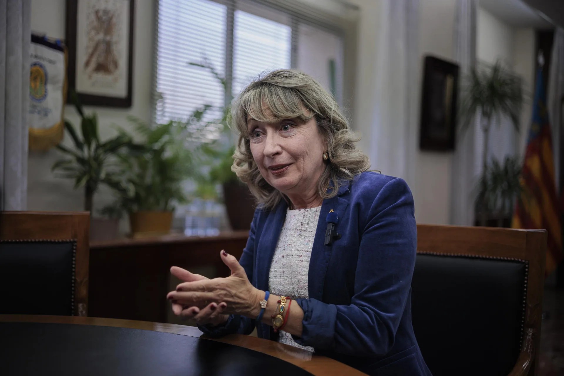 La situación de la profesión médica es "crítica" porque se han disparado las agresiones contra los facultativos, ejercen con una presión asistencial "tremenda" y su trabajo no es reconocido, asegura a EFE la reelegida presidenta del Colegio de Médicos de Valencia, Mercedes Hurtado, para quien se está "desperdiciando y dejando perder tanto talento joven como senior". EFE/Biel Aliño