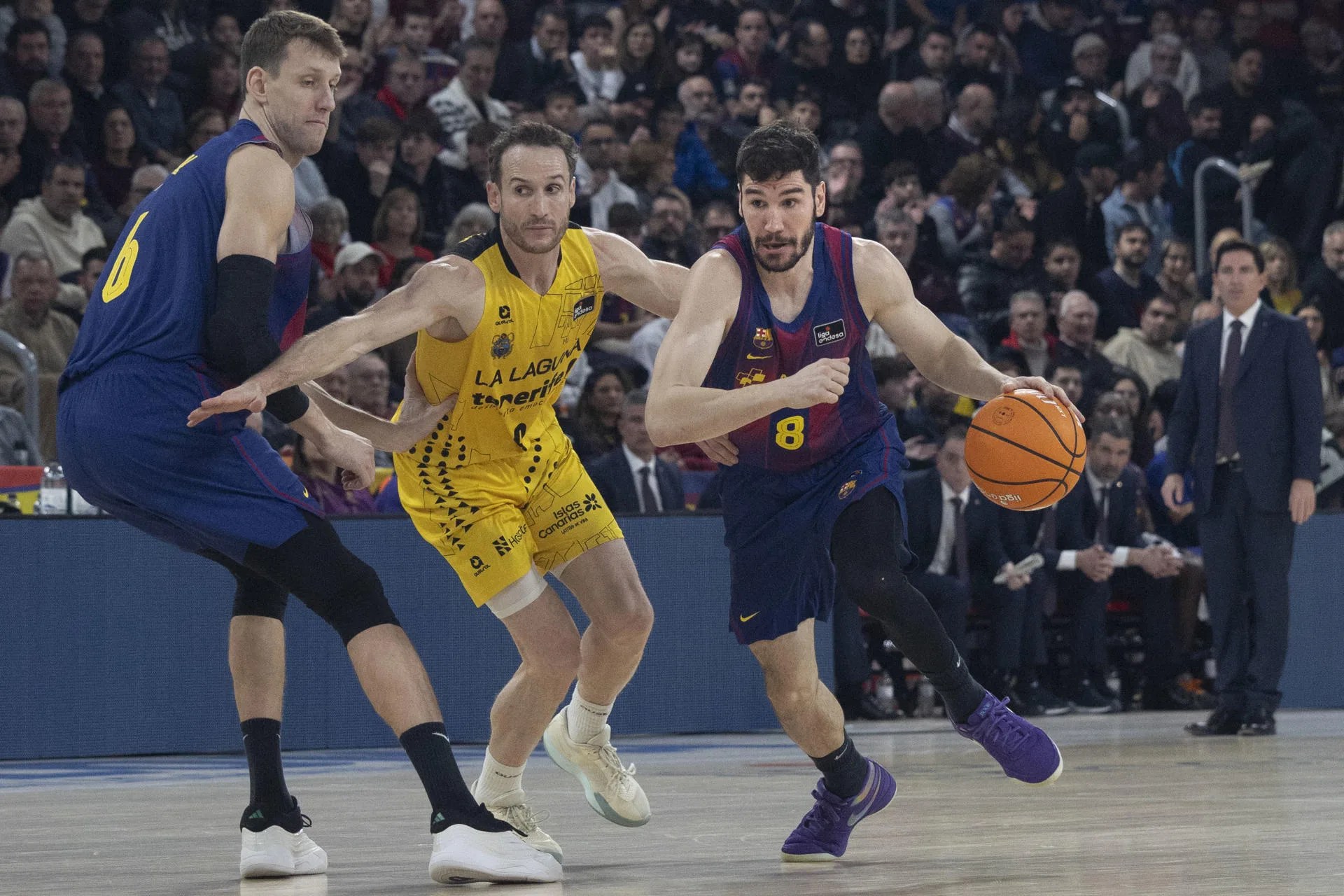 Los jugadores del Barça, Brizuela y Vesely (i), junto al de La Laguna Tenerife, Huertas (c), durante el partido de Liga Endesa disputado este domingo en el Palau Blaugrana de Barcelona. EFE/Marta Pérez