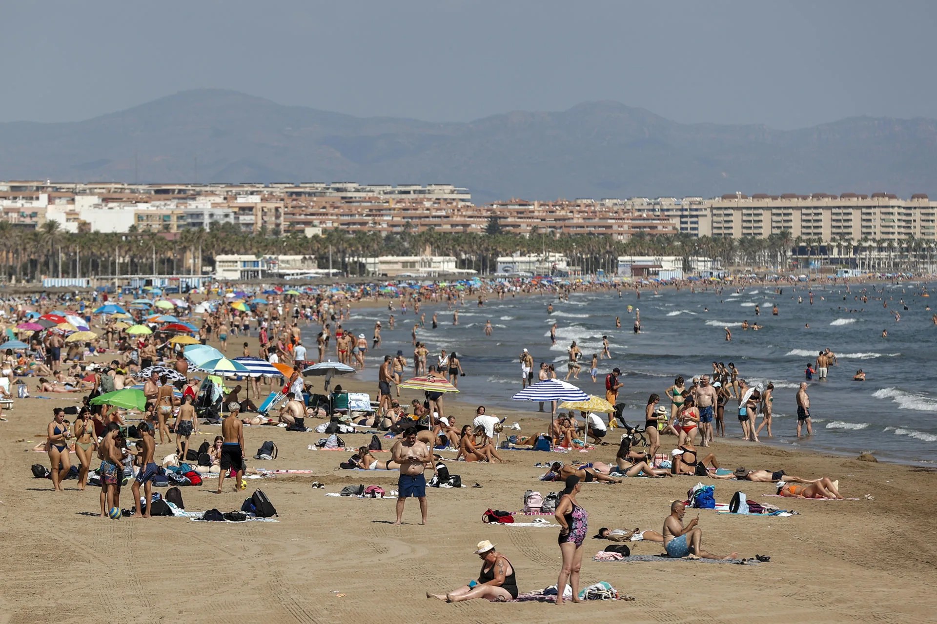 Vista general de la playa de la Malvarrosa de València el pasado septiembre. EFE/Manuel Bruque
