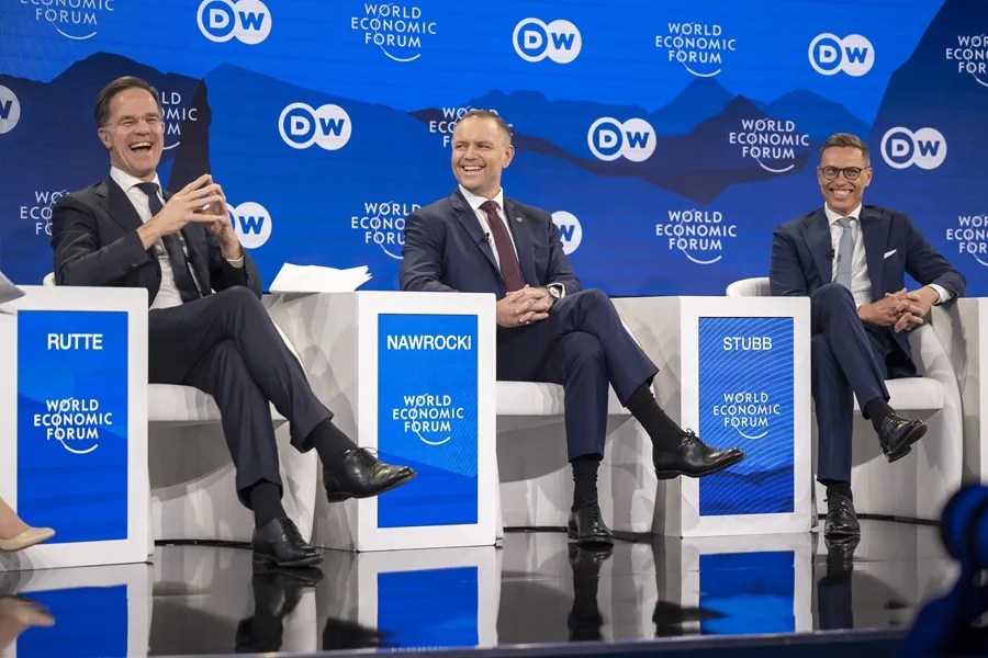El secretario general de la OTAN, Mark Rutte (i), hoy en Davos.-