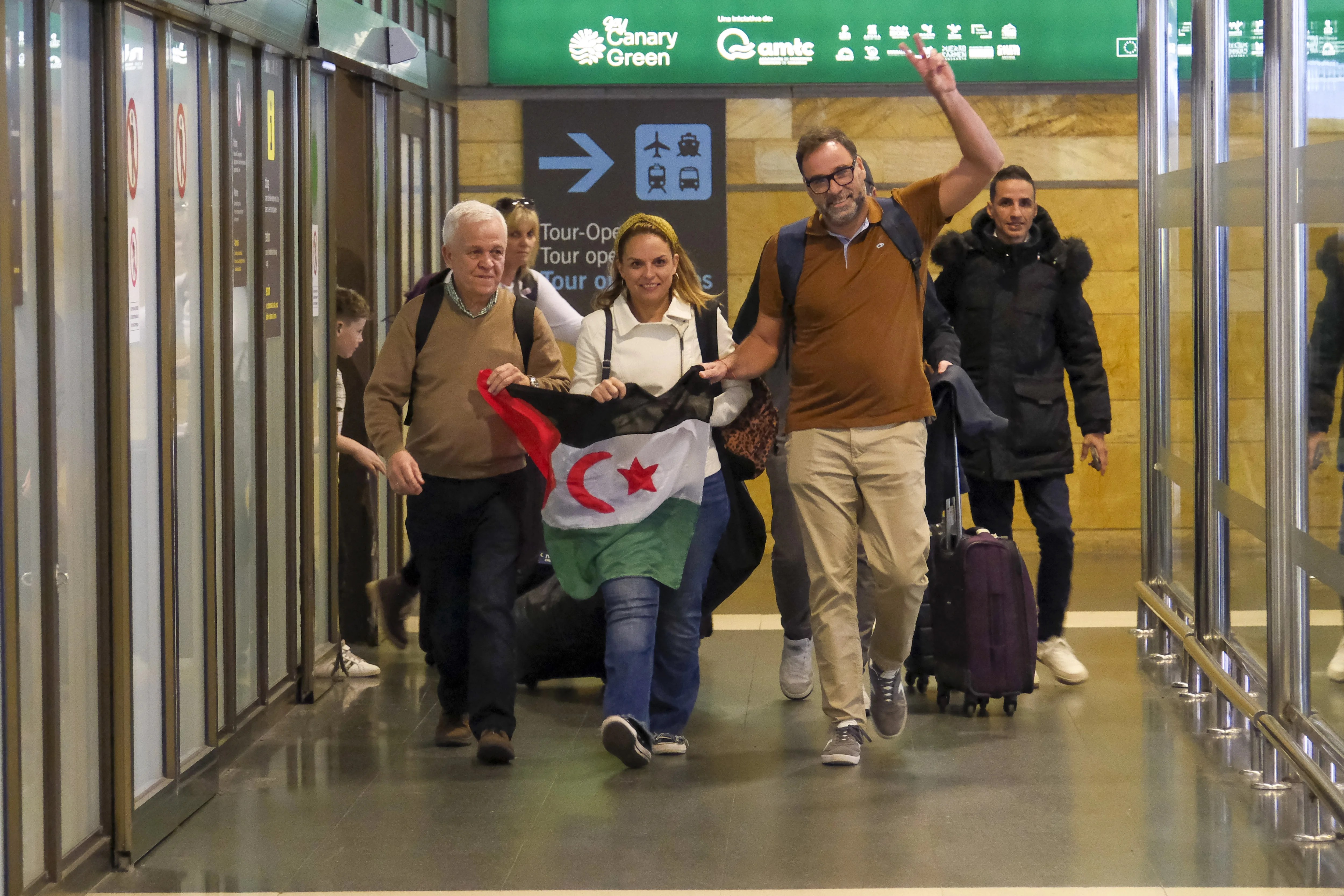 La diputada en el Congreso de Podemos Noemí Santana (c) y el consejero de Solidaridad Internacional del Cabildo de Gran Canaria, Carmelo Ramírez (d), a su regreso al aeropuerto de Gran Canaria. EFE/Ángel Medina G.