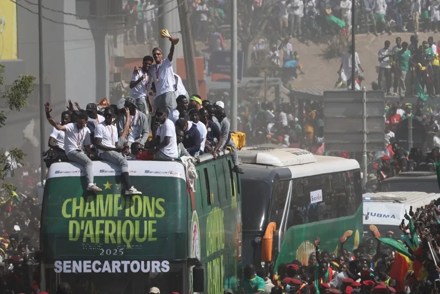 Miembros de la selección nacional de fútbol de Senegal celebran en un autobús descapotable durante un desfile de la victoria para la selección nacional de fútbol de Senegal en Dakar
