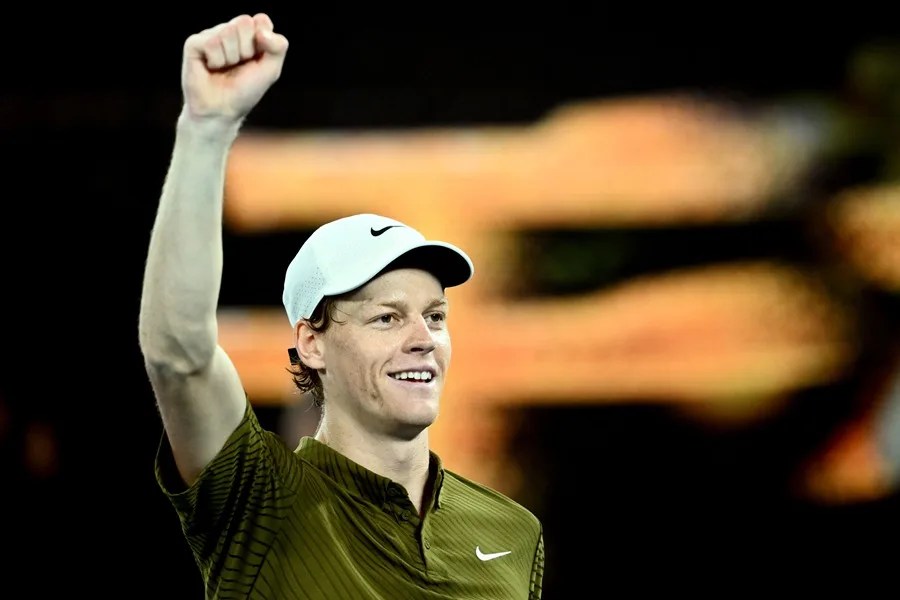 Jannik Sinner de Italia celebra su victoria en los cuartos de final