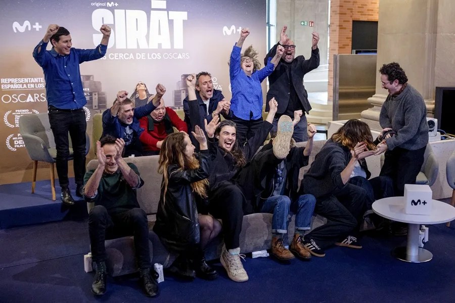 El director de 'Sirat', Óliver Laxe (3i, delante), celebran las nominaciones a los Óscar a mejor película internacional y a mejor sonido,