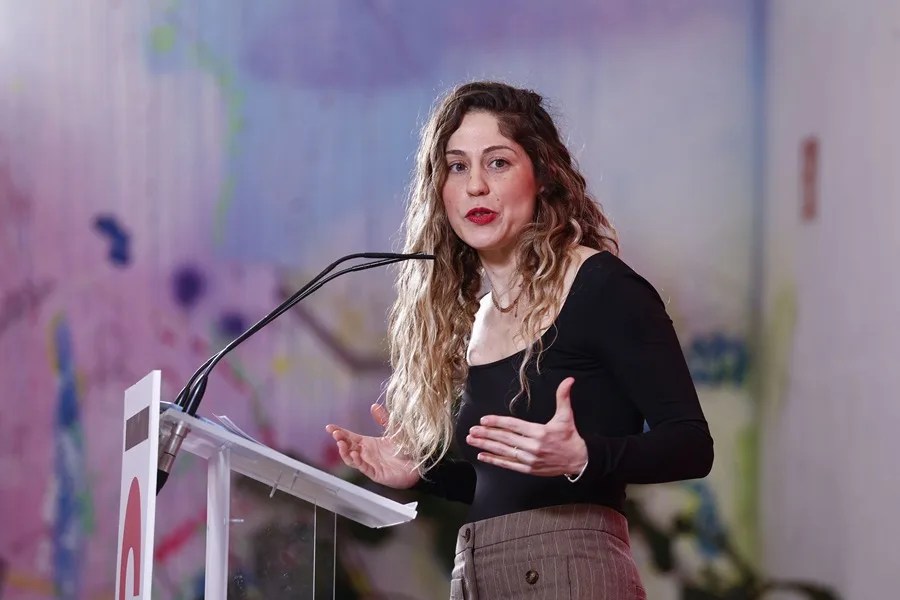 La co-coordinadora de Movimiento Sumar, Lara Hernández, ofrece una rueda de prensa