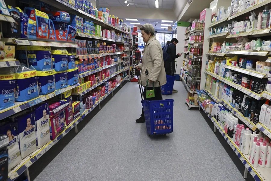 Una mujer observa los productos en un supermercado