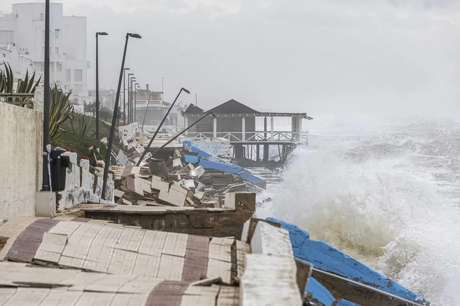 Imagen del paseo marítimo de Matalascañas, en Almonte (Huelva), que ha resultado dañado