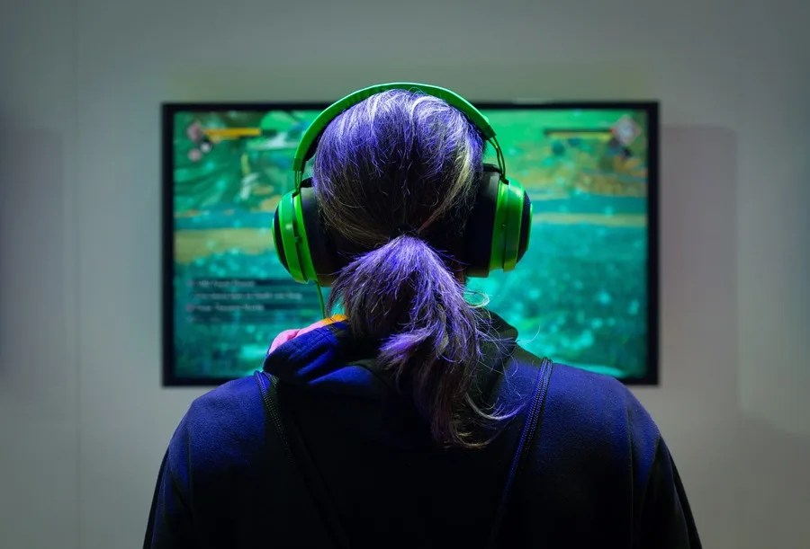 Una persona prueba un juego.