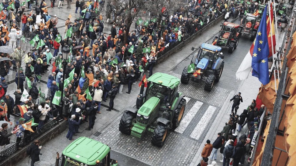 Una tractorada y cientos de agricultores han tomado las calles de Toledo para exigir "no más mentiras".