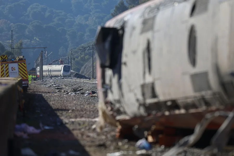 Vagones de los trenes Alvia e Iryo siniestrados en el accidente ferroviario ocurrido el pasado domingo.