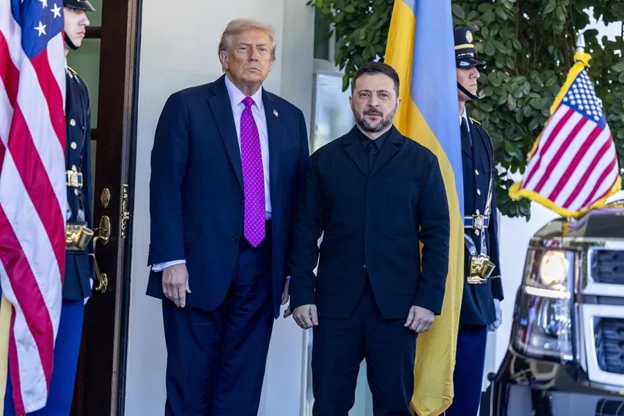 El presidente estadounidense, Donald Trump (i), saluda al presidente ucraniano, Volodimir Zelenski, en una imagen de archivo.