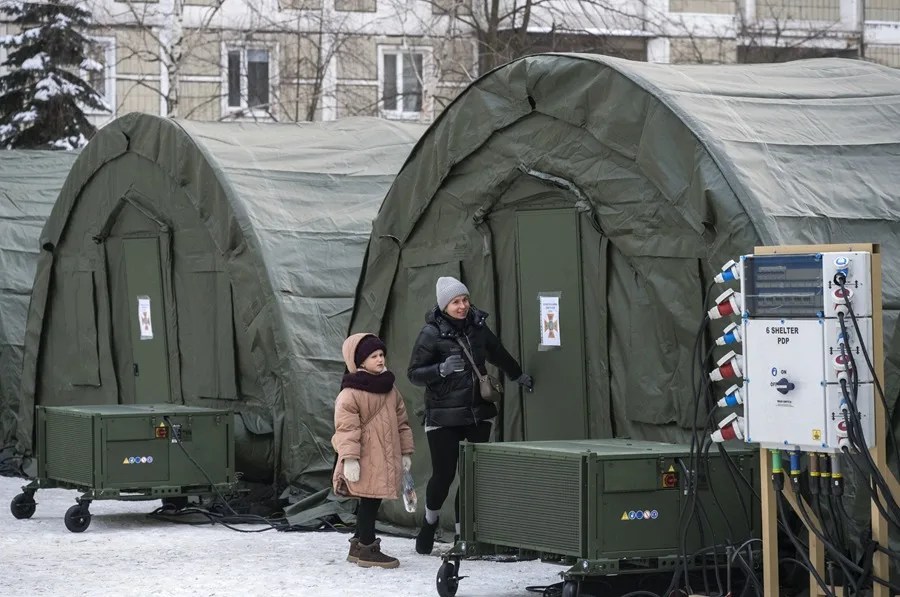 Residentes locales se reúnen en un punto de calefacción en Kiev