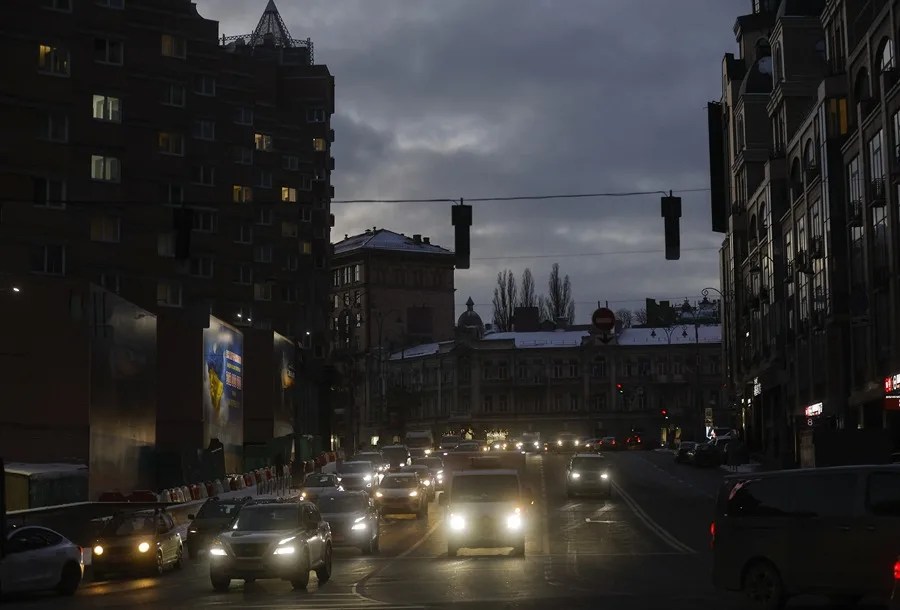 utomovilistas circulan por una calle a oscuras durante un apagón en el centro de Kiev