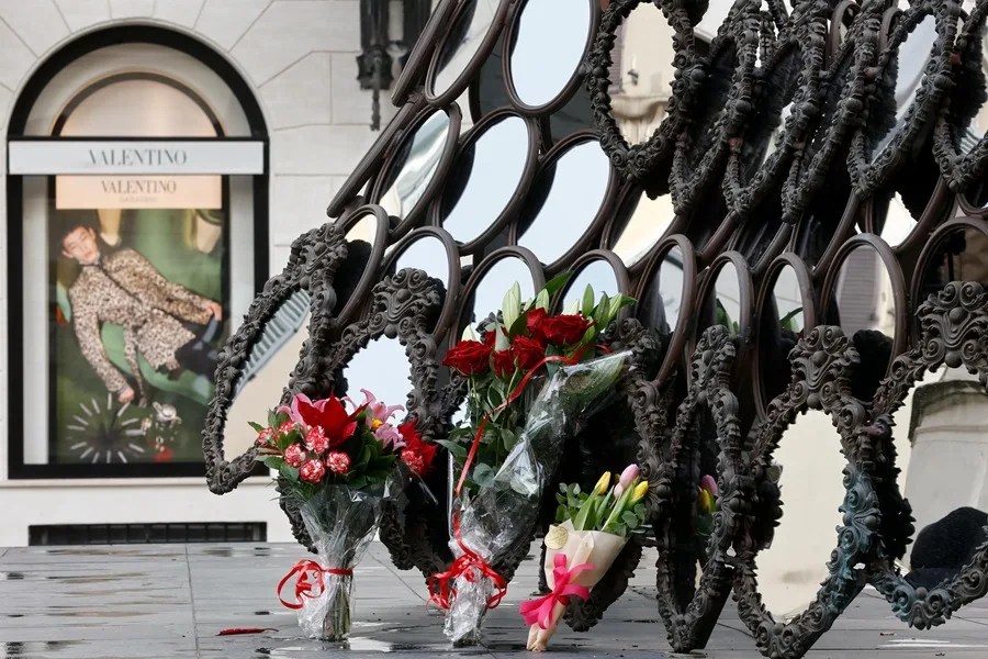 La máscara 'Ill Be Your Mirror' de la artista portuguesa Joana Vasconcelos, regalada a Valentino Garavani por el artista, rodeada hoy de ramos de flores en su memoria.