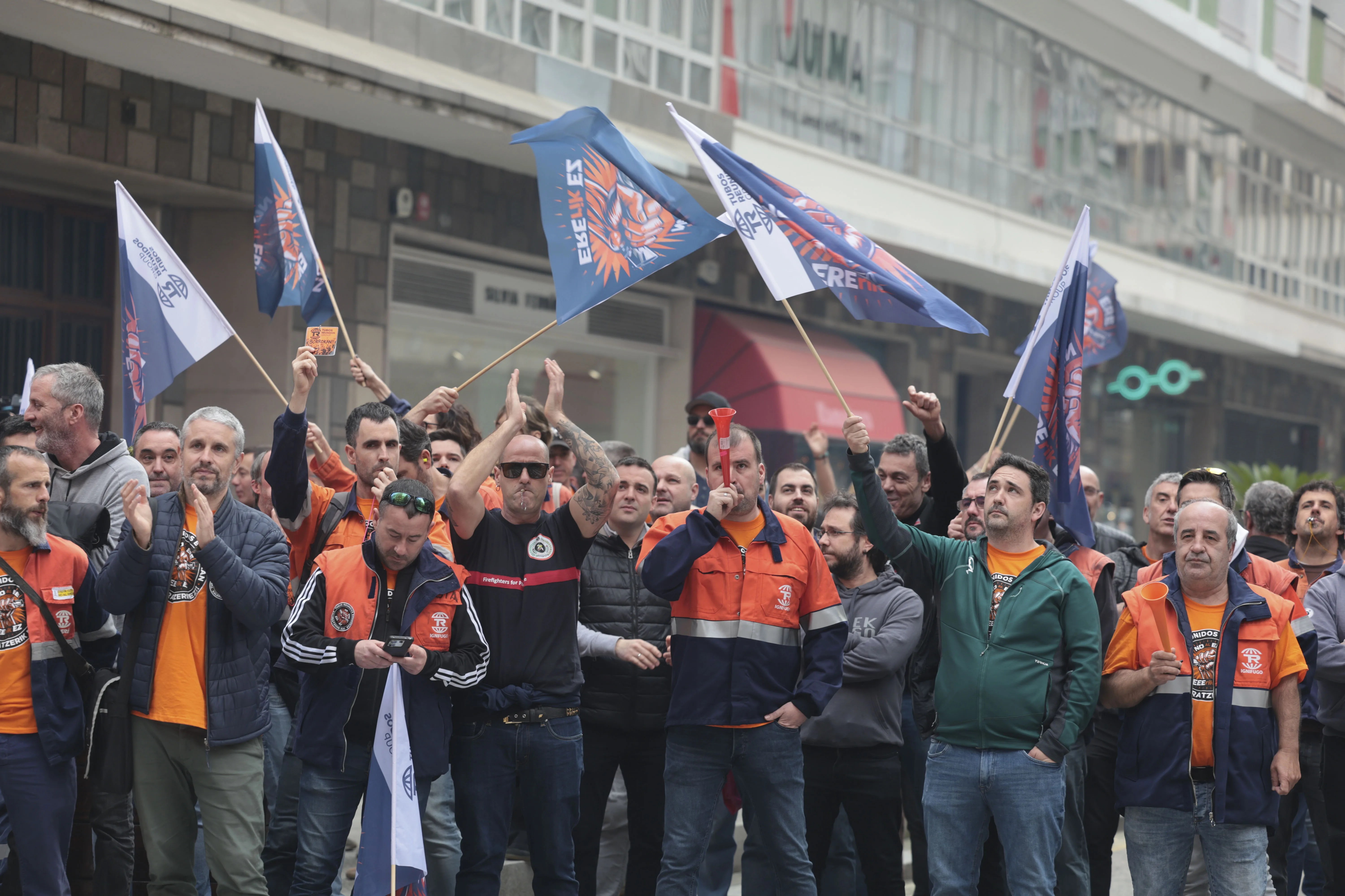Trabajadores de Tubos Reunidos ante la sede de la compañía en Bilbao, en el marco de la negociación del ERE en la empresa. EFE/Luis Tejido