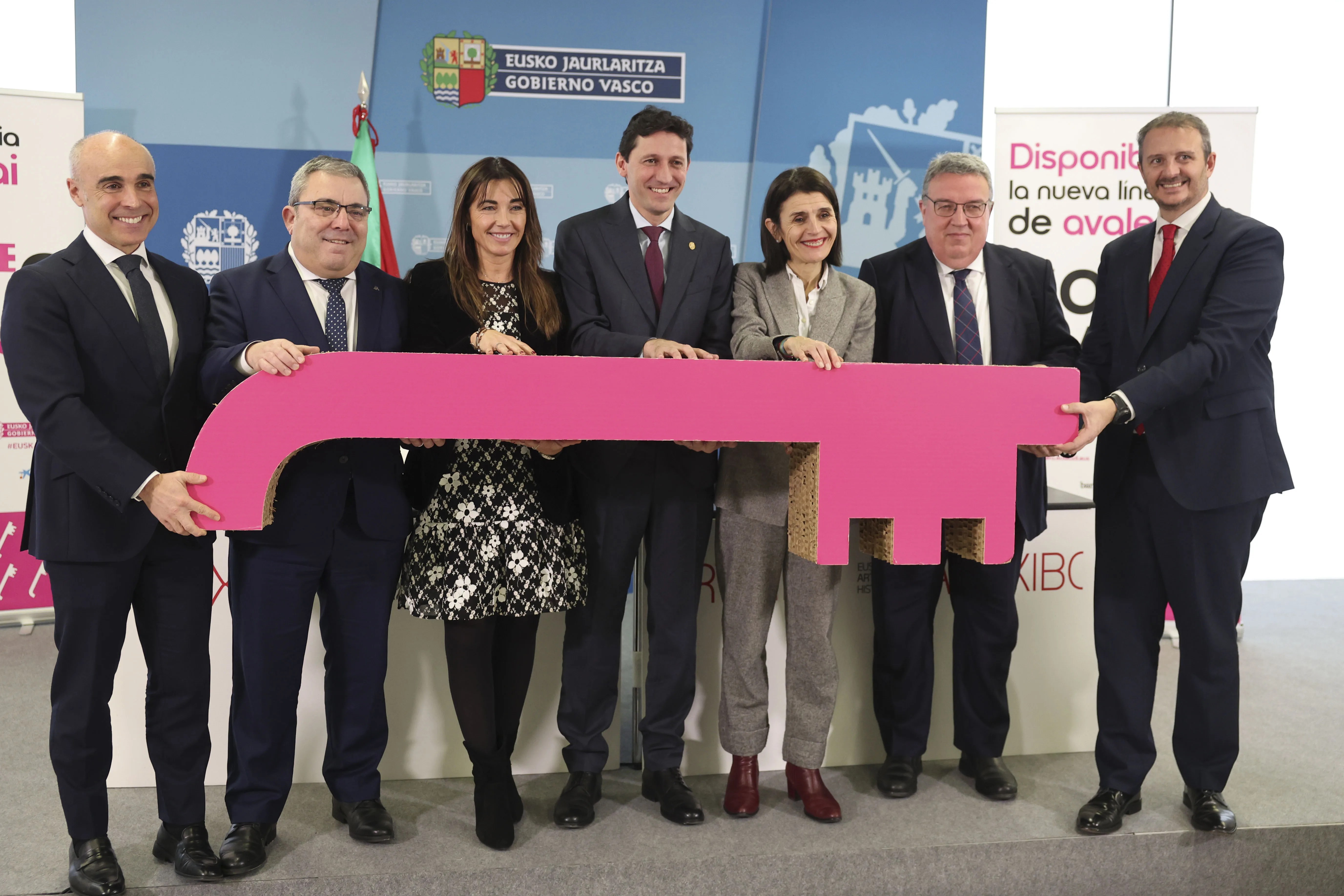 Los consejeros Nerea Melgosa (3d) y Nöel DAnjou, (c), acompañados por representantes de las entidades bancarias adheridas a la iniciativa 'Gazteaval'. EFE/Luis Tejido