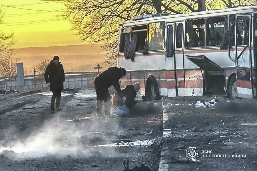 Lugar de un ataque ruso a un autobús civil que transportaba mineros en Ternivka, distrito de Pavlohrad, región de Dnipropetrovsk, Ucrania.