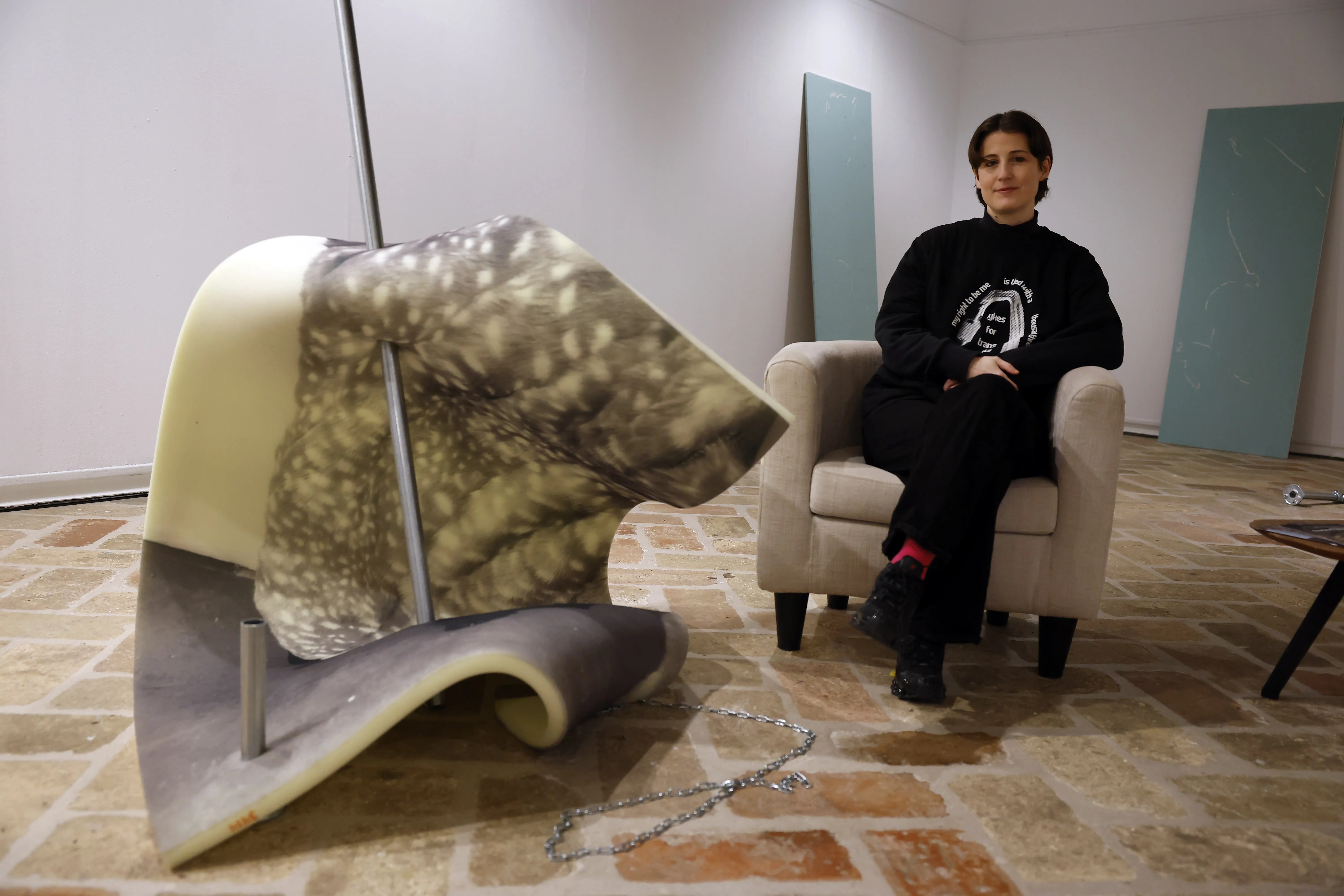Imagen de la artista Maider Garayo en la presentación de su exposición 'Dear Deer' en la Ciudadela