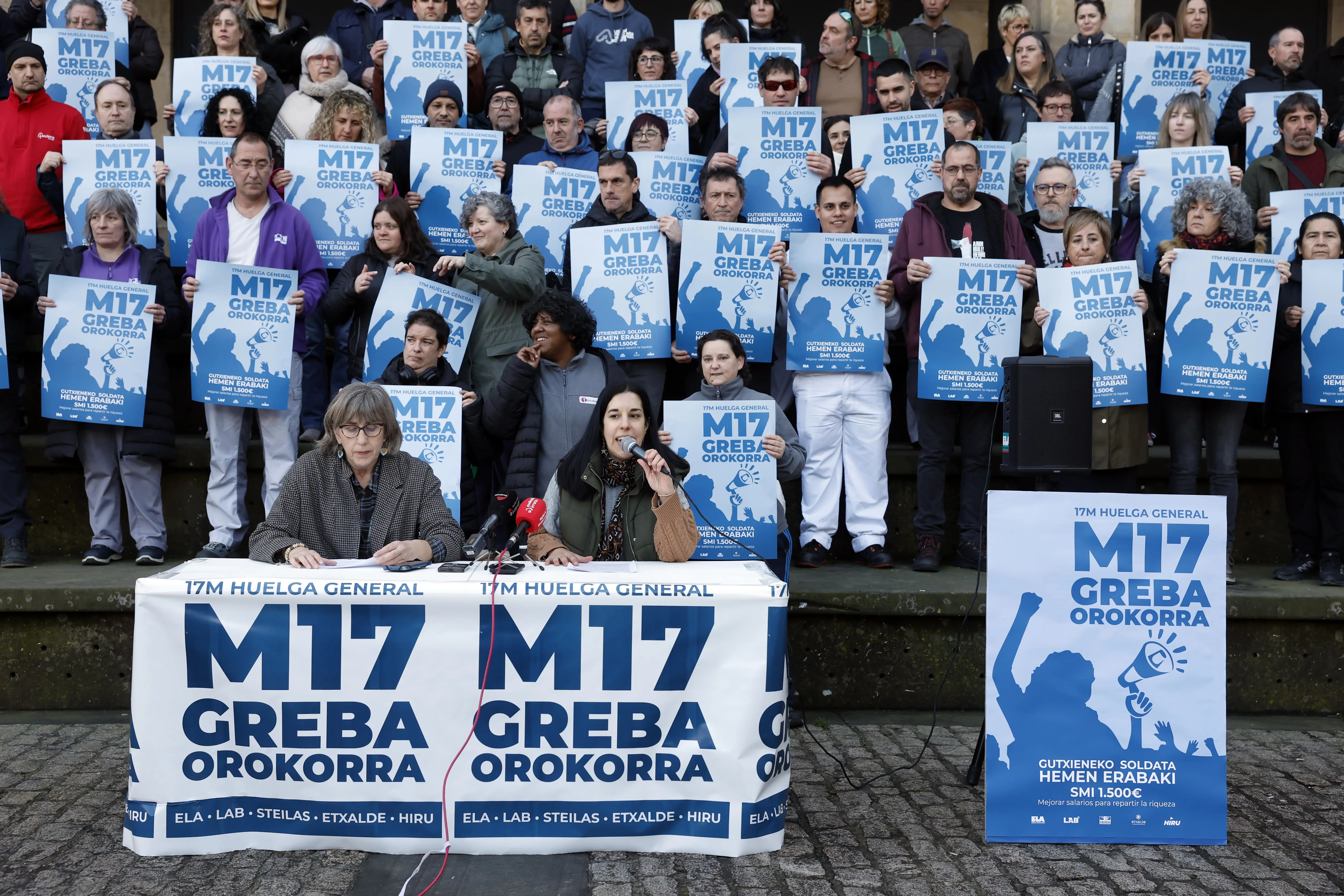 Imagen de sindicalistas de ELA, LAB, Steilas, Hiru y Etxalde en un acto de apoyo a la huelga del 17 de marzo por un SMI propio en Navarra y Euskadi