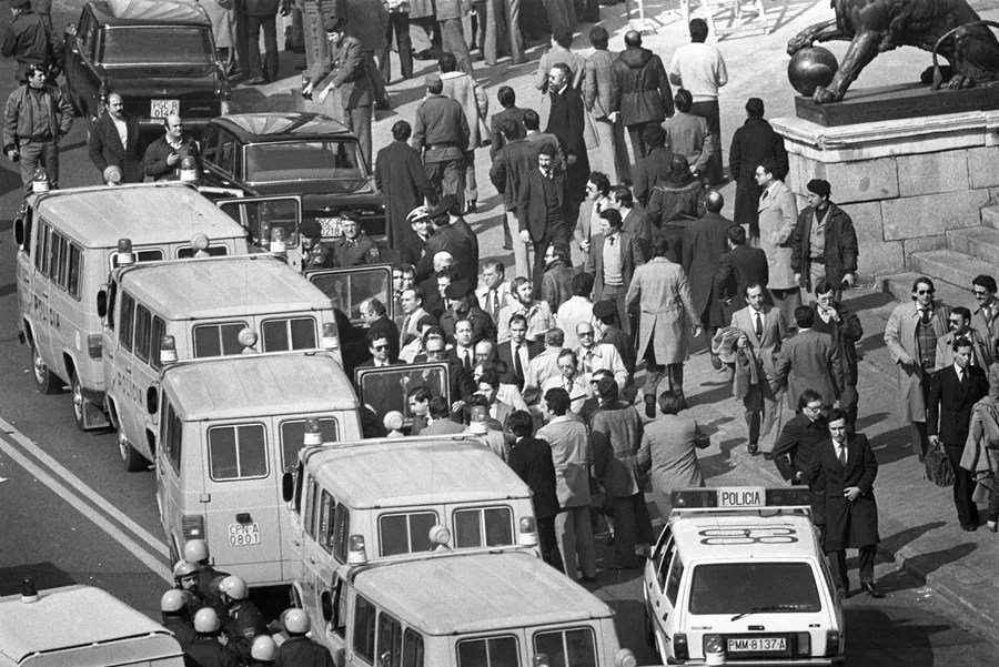 Varios diputados se concentran en los alrededores del Congreso de los Diputados una vez liberados tras el intento de golpe de Estado.