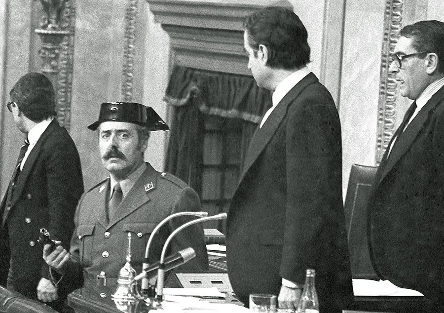 El teniente coronel Antonio Tejero irrumpe, pistola en mano, en el Congreso de los Diputados.