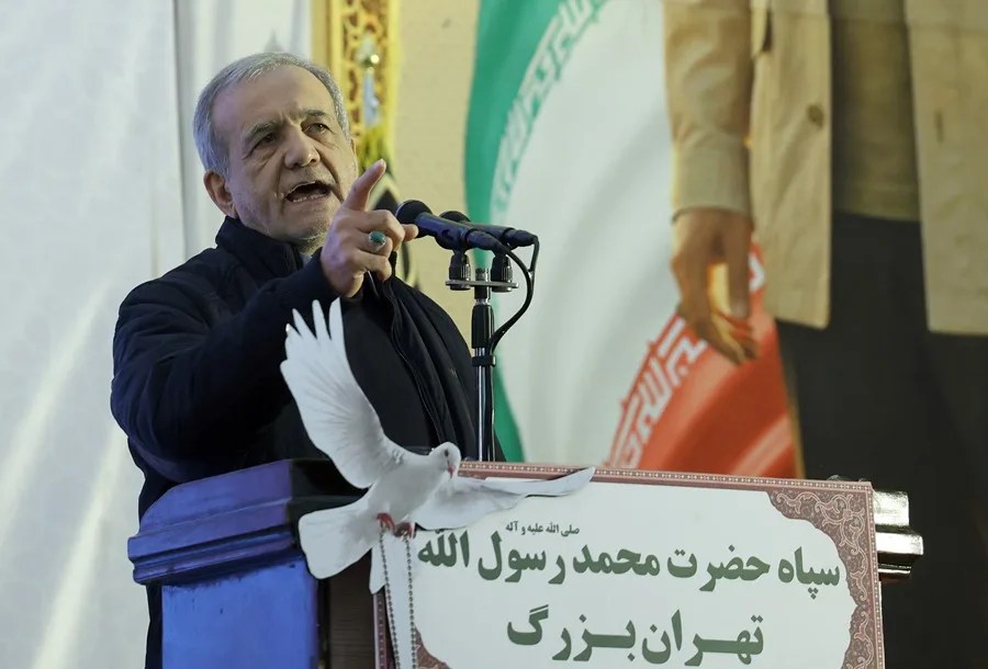 Fotografía de archivo del presidente iraní Masoud Pezeshkian en Teherán, Irán. EFE/EPA/ABEDIN TAHERKENAREH