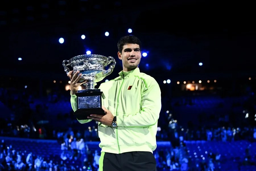 Carlos Alcaraz de España posa con el trofeo tras ganar la final individual masculina contra Novak Djokovic de Serbia en el torneo de tenis Abierto de Australia